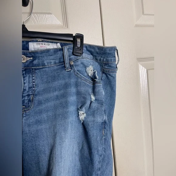 Torrid Distressed Lightwash Jean Shorts Size 16 - Picture 3 of 9
